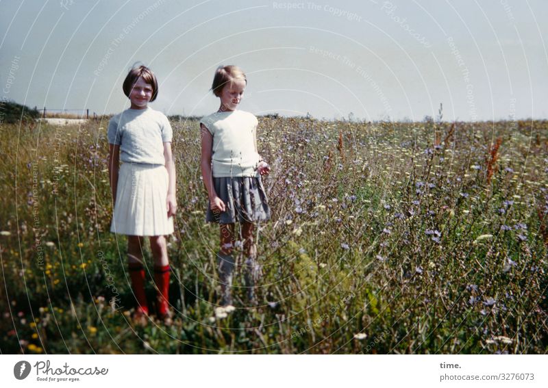 Freundinnen Ferien & Urlaub & Reisen Ausflug Freiheit Sommer Sommerurlaub feminin Mädchen 2 Mensch Himmel Schönes Wetter Gras Wiese Hemd Rock Kniestrümpfe