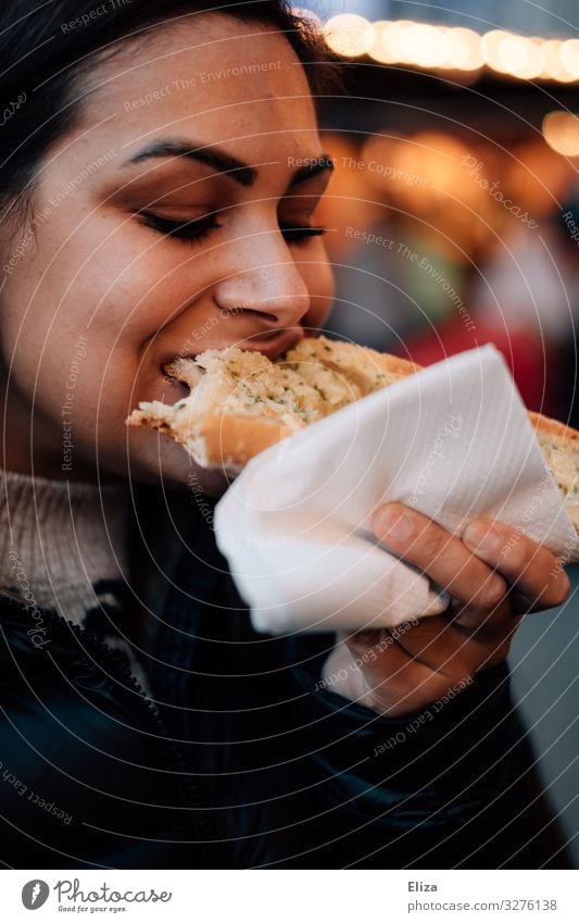 Leckerschmecker feminin Junge Frau Jugendliche Erwachsene 18-30 Jahre Essen genießen knoblauchbrot Weihnachtsmarkt Appetit & Hunger lecker herzhaft Imbiss Snack