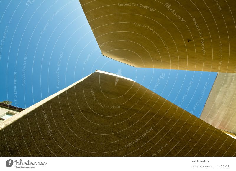 Was anderen Fotografen nicht gefiel Haus hinten Gasse hinterhältig Rückansicht Hinterhof Wand Mauer Brandmauer Perspektive Himmel Blauer Himmel himmelblau