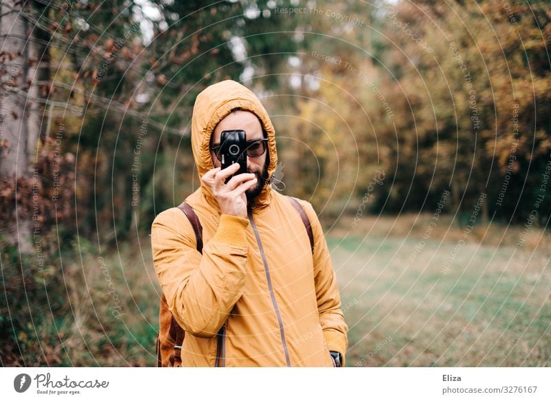 vis-à-vis maskulin 18-30 Jahre Jugendliche Erwachsene 30-45 Jahre Freizeit & Hobby Natur Fotograf Wald Fotokamera Fotografieren gelb Herbst analog Farbfoto