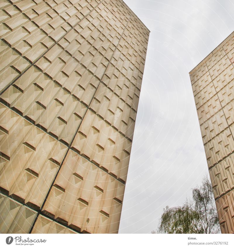 zwischen allen Mauern | verloren Skulptur Architektur Himmel Wolken Baum Halle (Saale) Haus Hochhaus Bauwerk Wand Fassade Stein Beton bedrohlich gruselig hoch