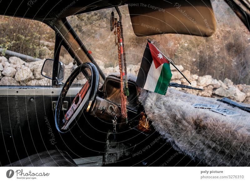 Innenraum altes Taxi in Jordanien, mit jordanischer Flagge an der Windschutzscheibe Ferien & Urlaub & Reisen Tourismus Ausflug Abenteuer Ferne Sightseeing