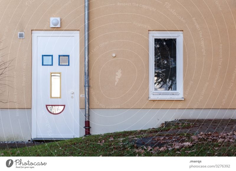 Lachende Tür lachen Willkommen zuhause Fassade Smiley Geborgenheit Familienglück Fenster wohnen Freude einladend Freundlichkeit Haustür positiv zuversicht