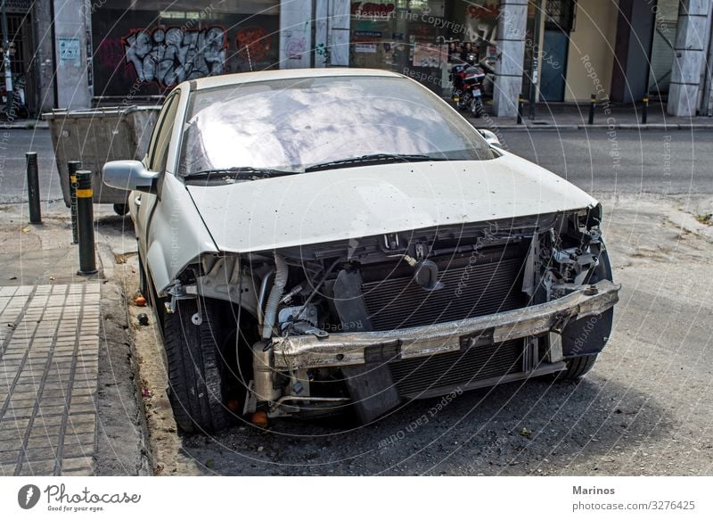 Beschädigtes Auto Motor Verkehr Straße Fahrzeug PKW Metall Versicherung Unfall Schaden Vorderseite Reparatur Absturz Fetzen Kollision Beule rendern gebrochen