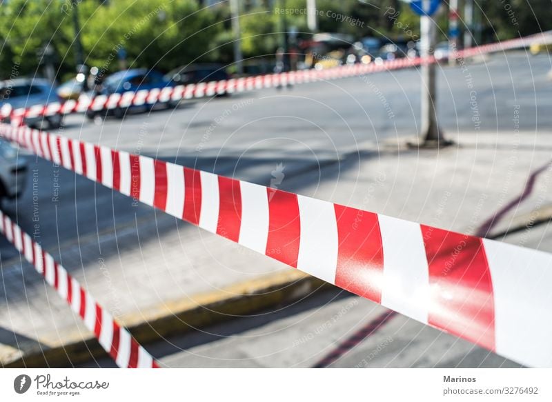 Polizei sperrt den Straßenverkehr Band Verkehr Linie Schnur rot weiß Sicherheit Geborgenheit Vorsicht Desaster Musikkassette Hintergrund Zeichen durchkreuzen