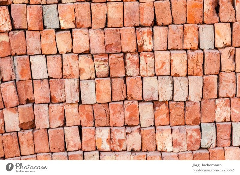 Stapel neuer Ziegel auf der Baustelle Felsen Architektur Stein Rost Backstein alt stark braun grau rot Hintergrund Hintergründe Klotz Baustein gebrochen