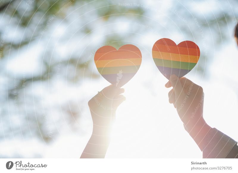 Nahaufnahme eines LGBTQ-Paares, das ein Regenbogenherz hält. Homosexualität Familie & Verwandtschaft Liebe lgbt lgbtq Geschlecht geschlechtliche Identität Stolz