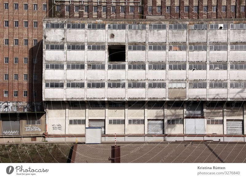 fassade mit etagenöffnung Hafenstadt Industrieanlage Fabrik Gebäude Architektur Fassade alt industriell Hafengegend Hafengelände Loch Etage Bruchstelle Einblick