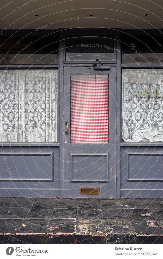 take avail Restaurant Architektur Fenster Tür retro Stadt Vergangenheit geschlossen Unbewohnt Eingang Gardine kariert Insolvenz Gedeckte Farben Außenaufnahme