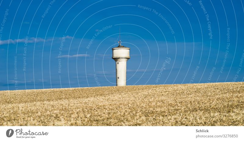 Trockenes Ackerland vor blauem Himmel und Wasserturm Umwelt Sommer Klimawandel Feld Turm braun weiß Wandel & Veränderung Ackerbau Landwirtschaft blauer Himmel