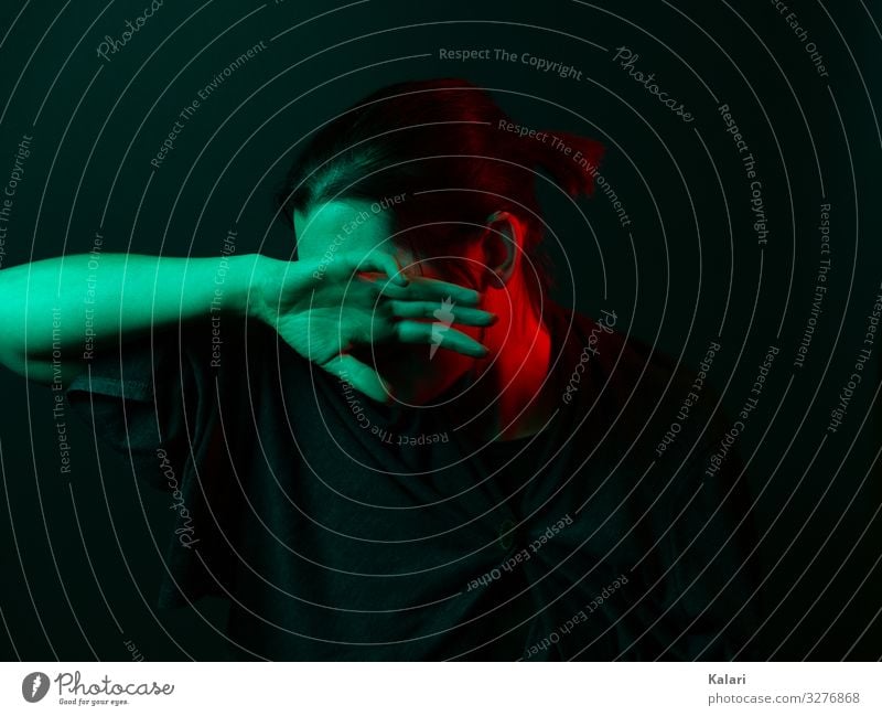 Isolierte Frau versteckt ihr Gesicht hinter der Hand frau Einsamkeit depressiv allein hand verbergen isolation emotion schwarz leiden experimentell ausdruck rot