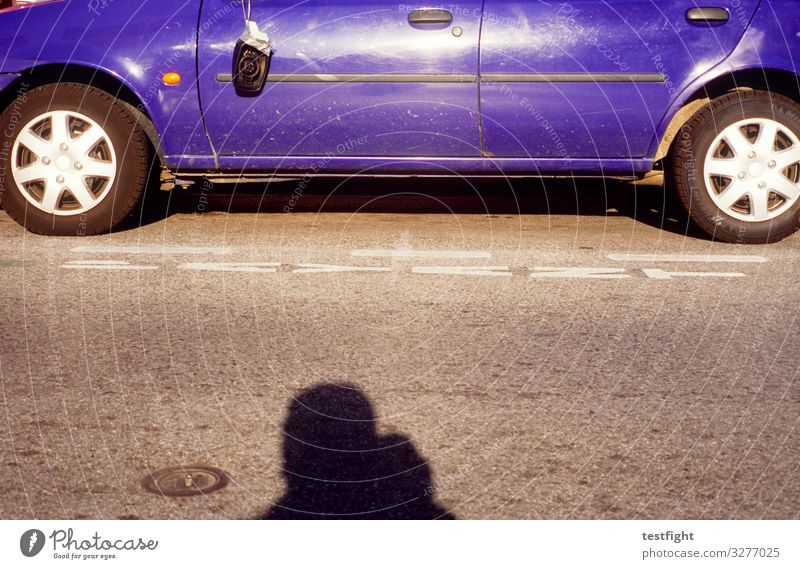 blaues Auto 1 Mensch Verkehr Straße Fahrzeug PKW alt dreckig kaputt Schatten Rad Felge Rückspiegel Farbfoto Außenaufnahme Textfreiraum Mitte Licht Kontrast