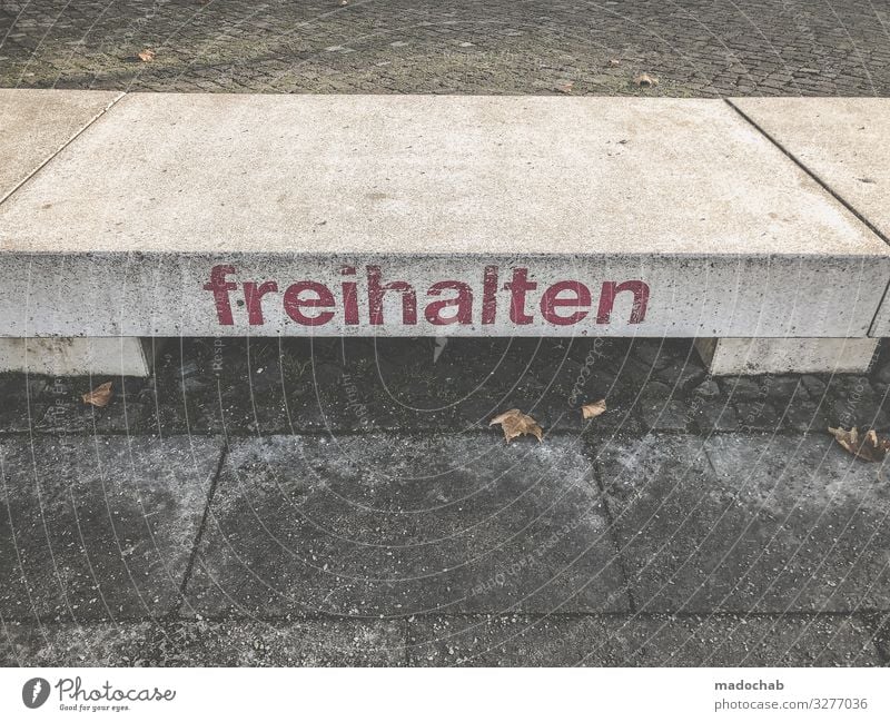 Sitzgelegenheit Ferien & Urlaub & Reisen Tourismus Ausflug Stadt Stein Beton Zeichen Schriftzeichen Schilder & Markierungen Hinweisschild Warnschild Schutz