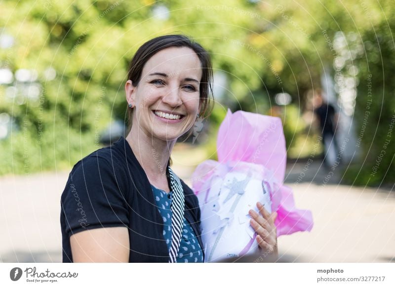 Frau, Mutter mt Schultüte Einschulung Mensch Mädchen draußen freude halten lachen lächeln mutter portrait rosa stolz tochter weiblich schulanfang