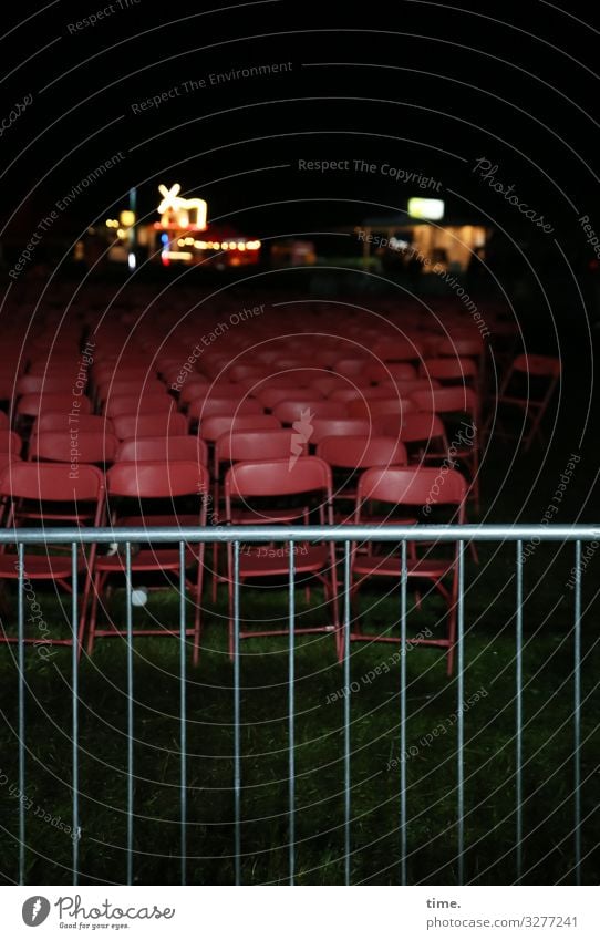 bestuhltes Gelände (I) Stuhl Veranstaltung Feste & Feiern Open Air Musikfestival Wiese Zaun Gastronomie Restaurant Buden u. Stände Außenaufnahme dunkel