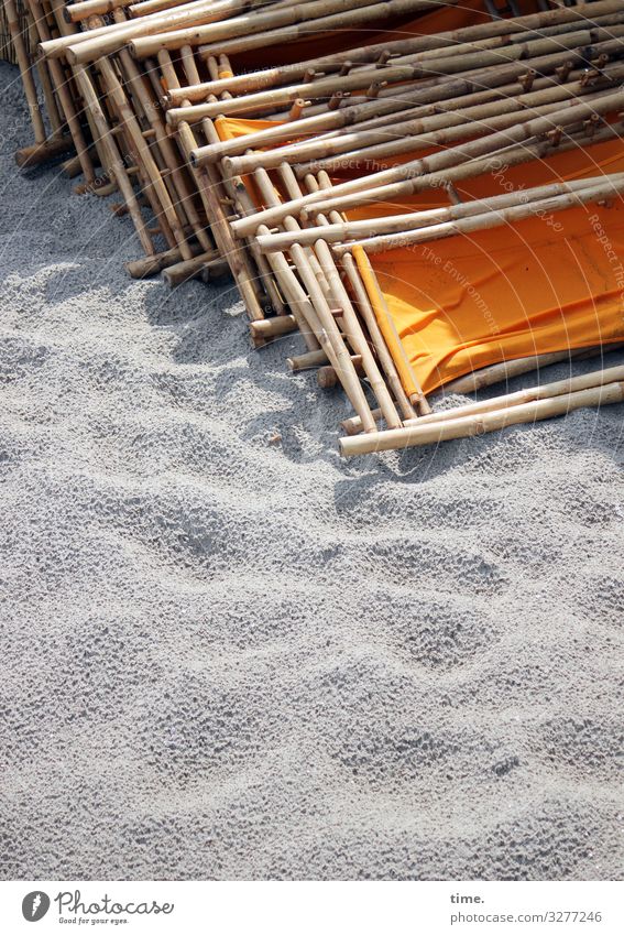 bestuhltes Gelände (VII) Ferien & Urlaub & Reisen Sand Küste Strand Liegestuhl Sitzgelegenheit Holz Kunststoff Erholung liegen sitzen Zusammensein maritim