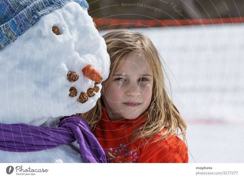 Mädchen mit Schneemann auge ausflug ferien freude fröhlich fröhlichkeit gesicht glück glücklich jeizinen kalt karotte kind kopf lachen leukerbad lächeln mund