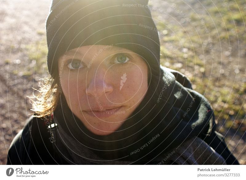 Große Augen feminin Frau Erwachsene Kopf Gesicht Nase Mund Lippen 1 Mensch 30-45 Jahre Umwelt Winter Schönes Wetter Bekleidung Schal Mütze brünett beobachten