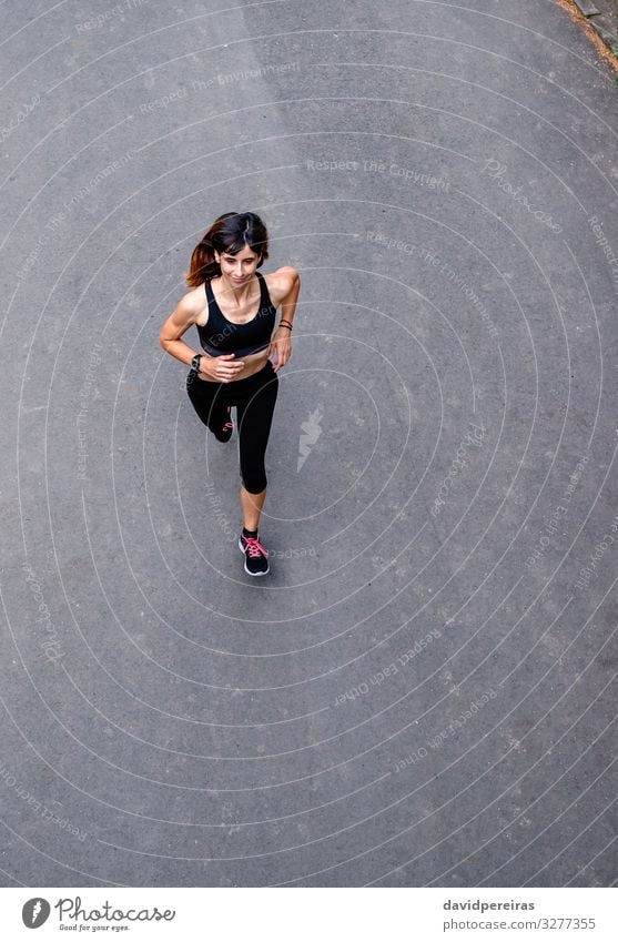 Luftaufnahme der Läuferin Freizeit & Hobby Sport Erfolg Mensch Frau Erwachsene Natur Straße Wege & Pfade Fluggerät Turnschuh Fitness Lächeln dünn Ausdauer