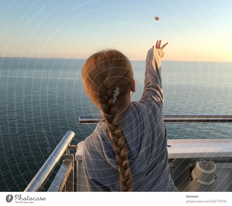 Wünsch dir was Ferne Mädchen Haare & Frisuren Rücken 1 Mensch 8-13 Jahre Kind Kindheit Wasser Wolkenloser Himmel Horizont Sonnenaufgang Sonnenuntergang Sommer