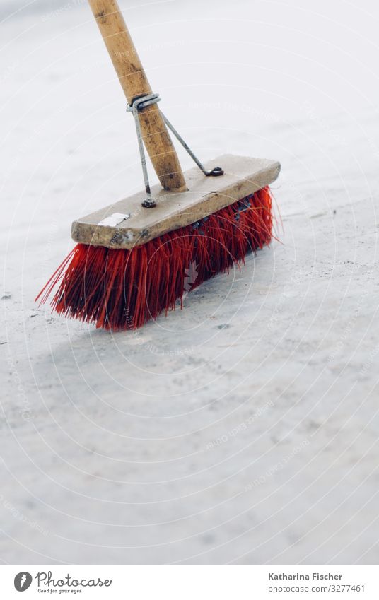 Großputz /alter Besen braun grau rot weiß Wandel & Veränderung Raum Boden Besenstiel Sauberkeit Kehren aufräumen Reinigen Borsten Holz Farbfoto Innenaufnahme