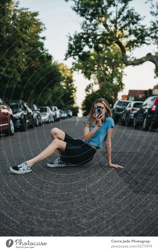 Mädchen in Straßenkleidung mit Vintage-Kamera Lifestyle Junge Frau Jugendliche 1 Mensch 13-18 Jahre Mode T-Shirt Turnschuh Arbeit & Erwerbstätigkeit blond dünn