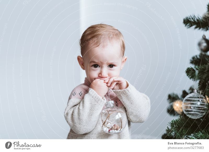 süßes Mädchen schmückt den Weihnachtsbaum niedlich Baby ein Jahr dekorierend Weihnachten & Advent Baum Freude Familie & Verwandtschaft Liebe