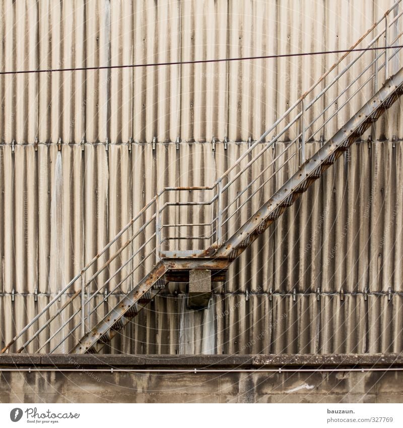 treppe. Fabrik Landwirtschaft Forstwirtschaft Industrie Energiewirtschaft Industrieanlage Bauwerk Gebäude Architektur Mauer Wand Treppe Fassade Beton Metall