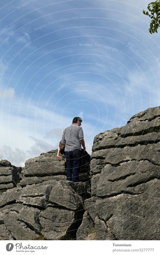 Auf zu neuen Höhen Ferien & Urlaub & Reisen Mensch maskulin 1 Umwelt Natur Urelemente Himmel Schönes Wetter Yorkshire Großbritannien Sehenswürdigkeit Stein