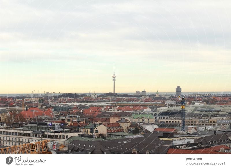 Blick über München Stadt Skyline Haus Industrieanlage Kirche Dom Rathaus Turm Bauwerk Sehenswürdigkeit Wahrzeichen bedrohlich dunkel historisch hoch Himmel Höhe