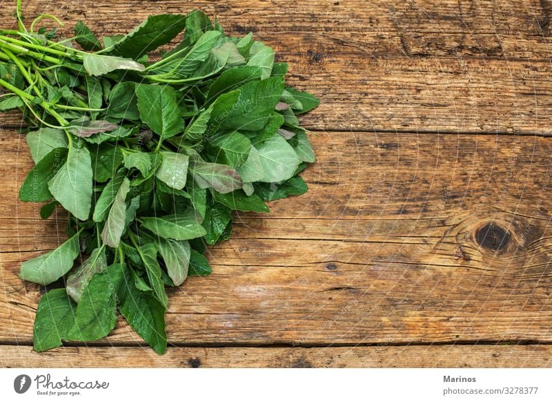 Grünzeug auf einem Holztisch Gemüse Vegetarische Ernährung Diät Garten Natur Pflanze Blatt frisch natürlich schwarz Farbe Salat Suppengrün Hintergrund