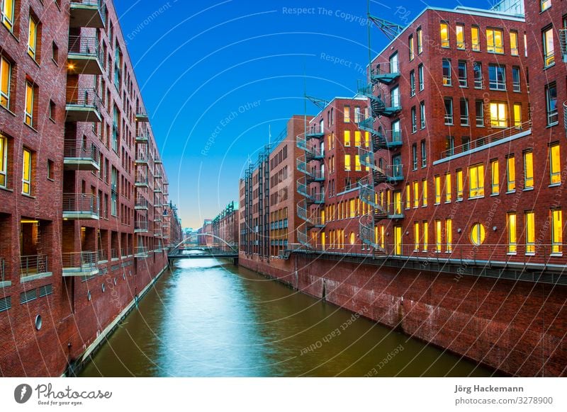 Speicherstadt bei Nacht in Hamburg schön Haus Büro Landschaft Himmel Stadt Brücke Gebäude Architektur alt historisch blau Werbung Kanal Infrastruktur Gebäude