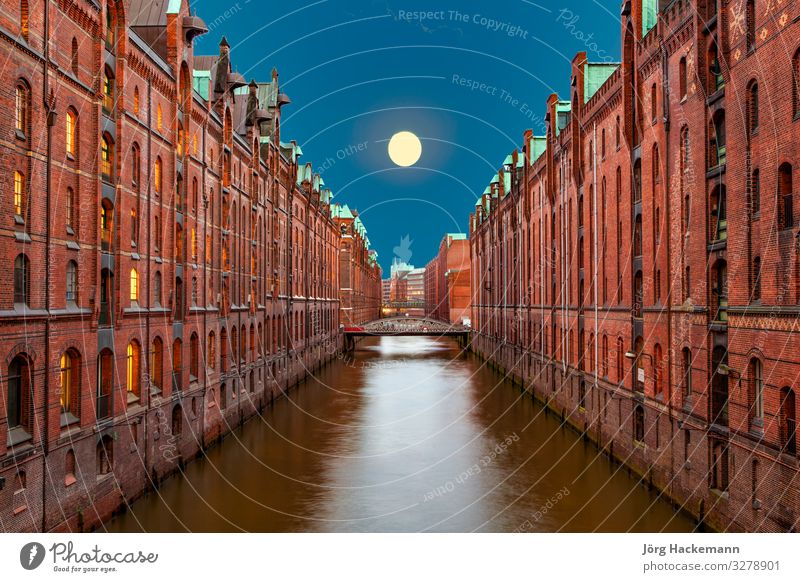 Speicherstadt bei Nacht in Hamburg schön Haus Büro Landschaft Himmel Mond Stadt Brücke Gebäude Architektur alt historisch Kanal Infrastruktur Gebäude Baustein