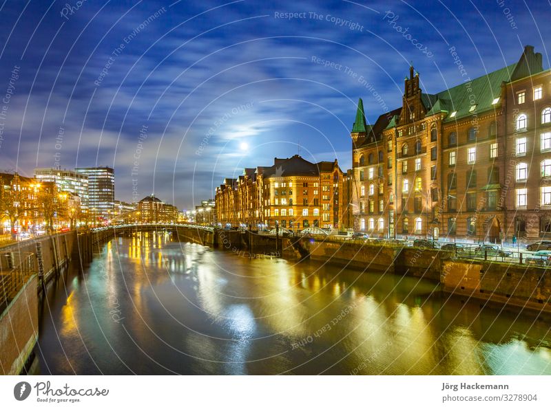 Speicherstadt bei Nacht in Hamburg schön Haus Landschaft Himmel Mond Stadt Brücke Gebäude Architektur alt authentisch historisch blau Kanal