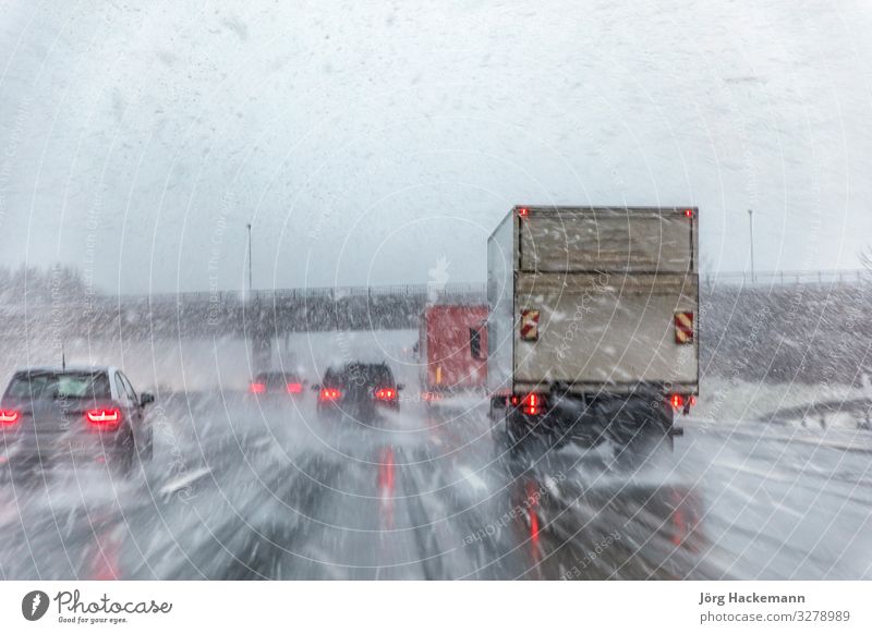 Autobahn mit Autos im Winter mit Schneefall Ferien & Urlaub & Reisen Publikum Straße fahren nass Schneesturm Eis KFZ Gefahr Deutschland glitschig