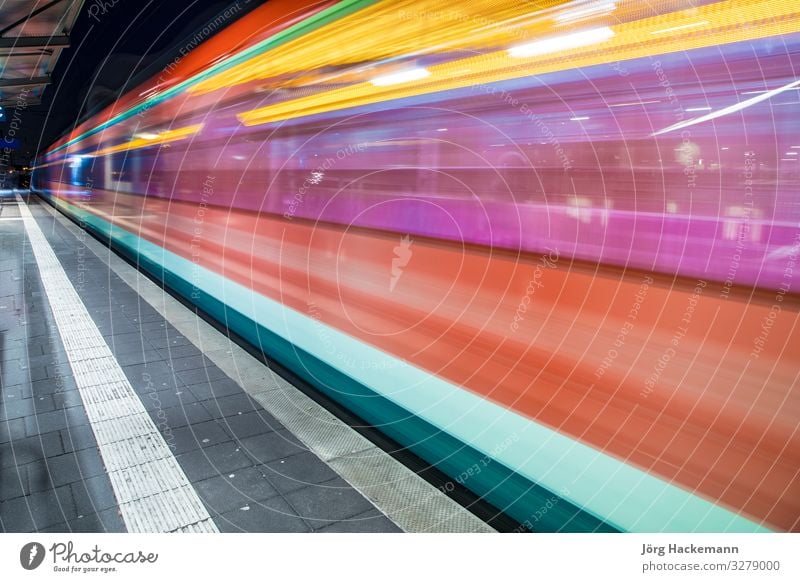 Bahnhofszug Verkehr Eisenbahn S-Bahn U-Bahn Geschwindigkeit Station Deutschland Symbole & Metaphern unterirdisch Unschärfe Farbfoto Bewegungsunschärfe