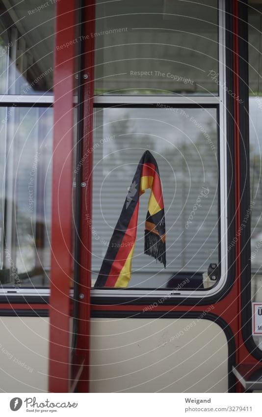 Deutschland Fenster rot Politik & Staat Fahne Deutsche Flagge Ruhestand Koalition Wende Farbfoto Gedeckte Farben Außenaufnahme Menschenleer