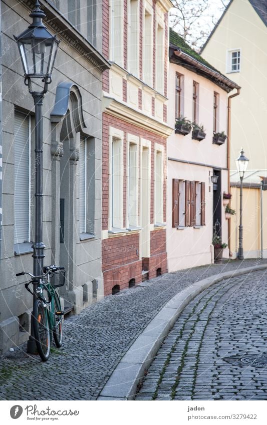 empty streets (12) Haus Brandenburg an der Havel Stadtzentrum Menschenleer Traumhaus Gebäude Architektur Mauer Wand Fassade Fenster Tür Fahrrad schön Romantik