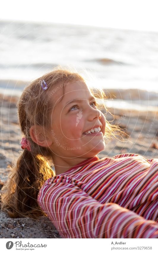 junges Mädchen am Strand | Weitsichtig Wohlgefühl Zufriedenheit Freizeit & Hobby Ferien & Urlaub & Reisen Sommer Sommerurlaub Meer Mensch feminin Kopf 3-8 Jahre