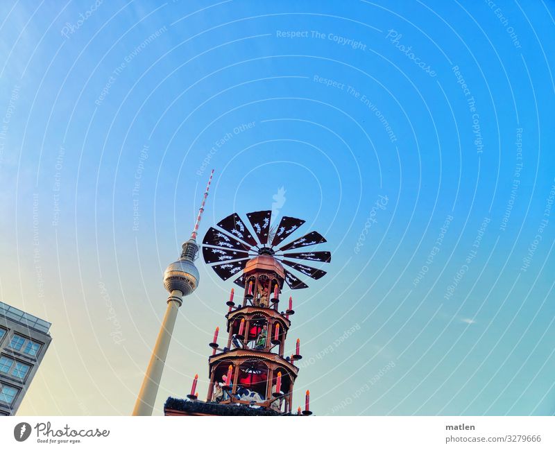 Berliner Weihnacht Hauptstadt Stadtzentrum Skyline Menschenleer Gebäude Architektur Fassade Sehenswürdigkeit Wahrzeichen Fernsehturm Spitze blau grau rot