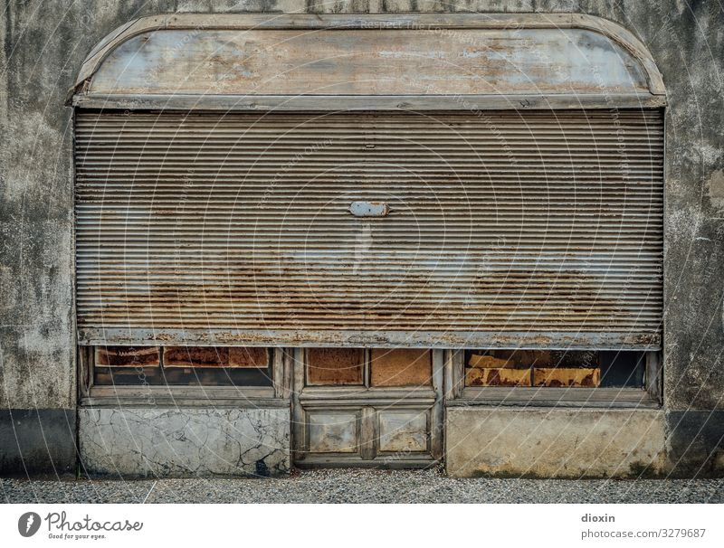 das 26. Türchen Dorf Kleinstadt Altstadt Menschenleer Haus Bauwerk Gebäude Architektur Ladengeschäft Mauer Wand Fassade Fenster Schaufenster Rollo alt