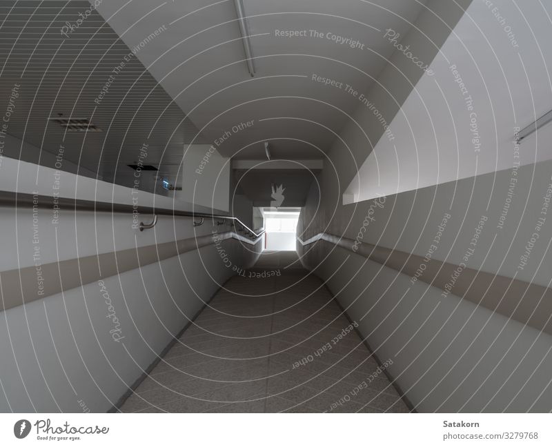 Licht am Ausgang des Korridors im Gebäude Dekoration & Verzierung Architektur dunkel hell lang schwarz weiß Perspektive Innenbereich Hintergrund Eingang