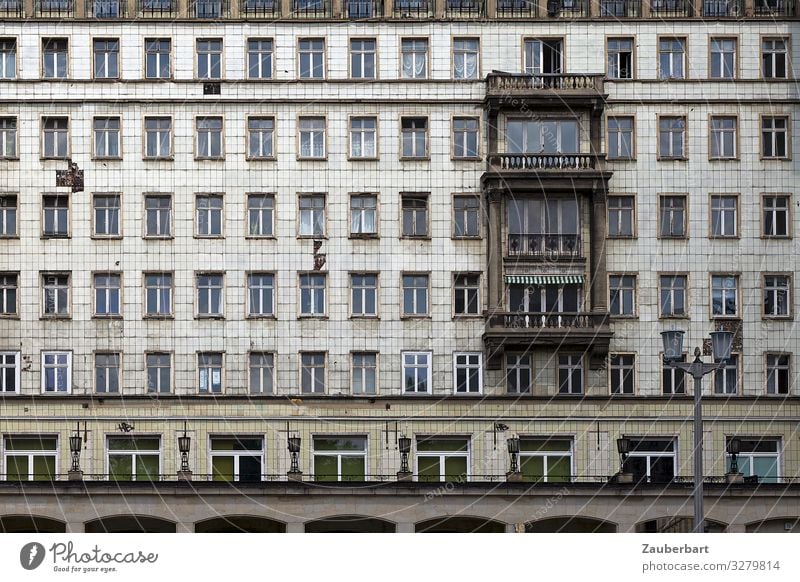 Fassade in der Karl-Marx-Allee, Berlin Stalinallee Berlin-Mitte Stadt Hauptstadt Stadtzentrum Menschenleer Hochhaus Architektur Mauer Wand Fenster Erker