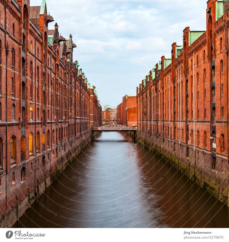 Speicherstadt in Hamburg bei Nacht schön Haus Büro Himmel Stadt Stadtzentrum Hafen Brücke Gebäude Architektur alt historisch modern blau rot