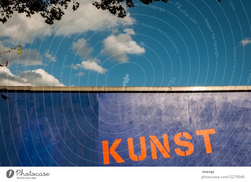 KUNST | Geschriebenes Kunst Himmel Wolken Sommer Schönes Wetter Mauer Wand Schriftzeichen orange ästhetisch Beratung Farbe Natur Farbfoto Außenaufnahme