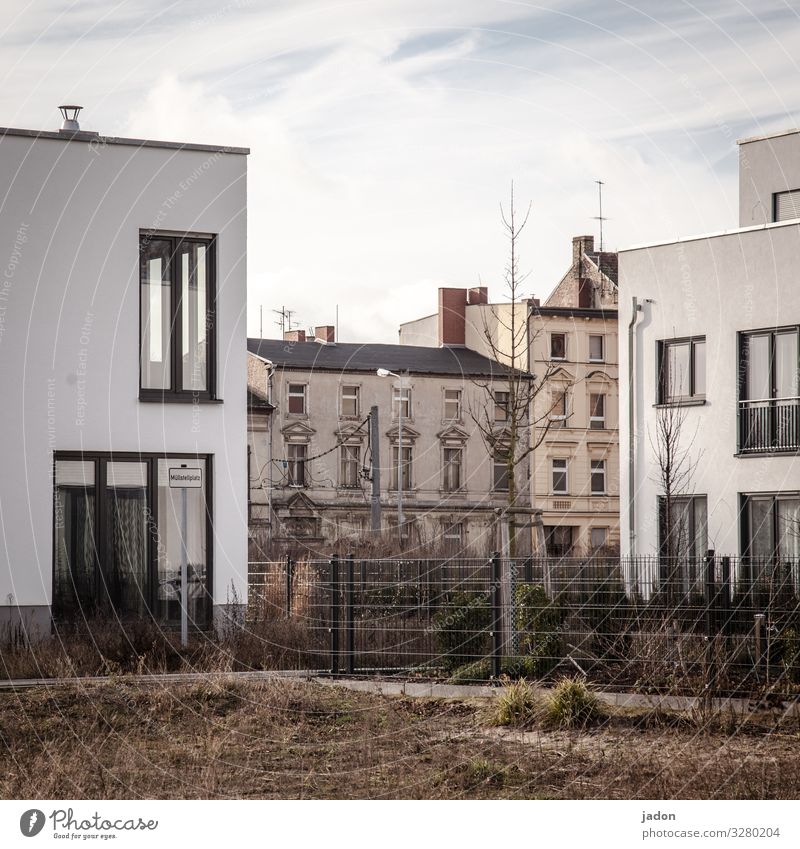 dualismus. Natur Schönes Wetter Gras Stadt Haus Einfamilienhaus Gebäude Architektur Mauer Wand Fassade Garten Fenster Wandel & Veränderung Häusliches Leben