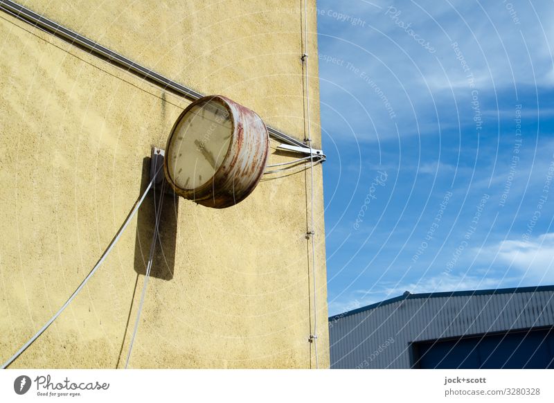 Zeitlos an der Wand DDR Himmel Uhr Kabel Rost einfach kaputt retro trist Wärme Verfall Vergangenheit Vergänglichkeit zeitlos verwittert nutzlos Zahn der Zeit