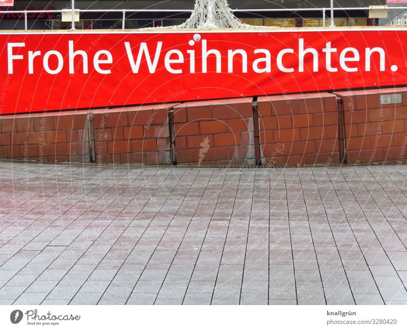 Frohe Weihnachten. Stadtzentrum Platz Mauer Wand Schriftzeichen Schilder & Markierungen Kommunizieren grau rot weiß Erwartung Weihnachten & Advent Bürgersteig