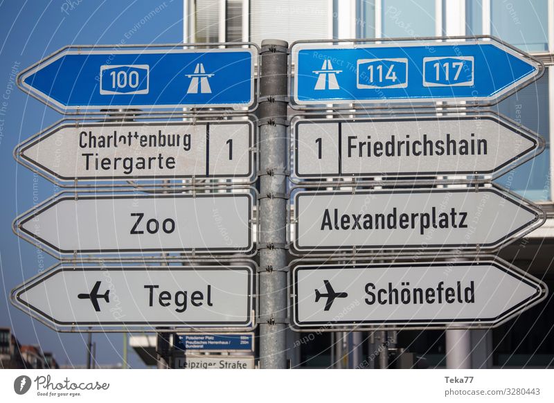 #Berlinschilder Stadt Hauptstadt Zeichen Schilder & Markierungen Hinweisschild Warnschild Verkehrszeichen Abenteuer Berlin-Mitte Farbfoto Außenaufnahme