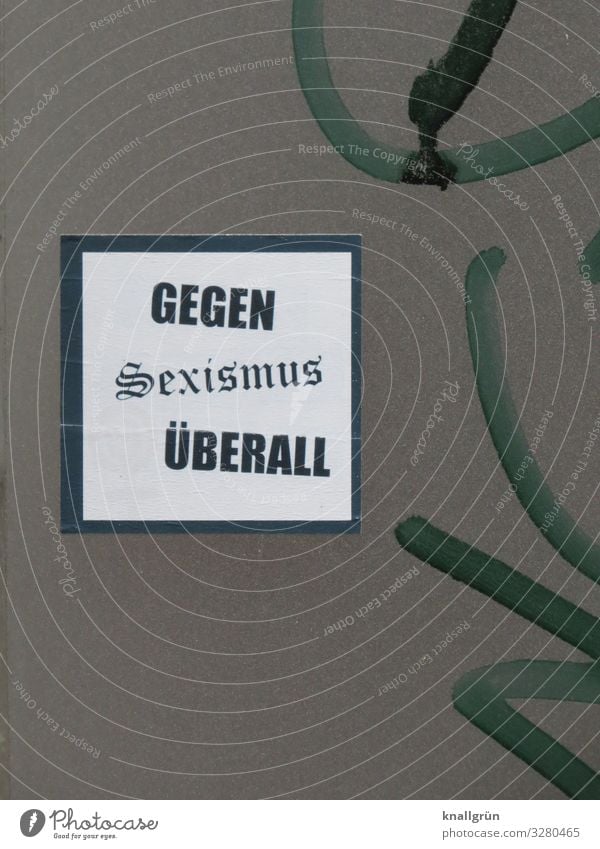 GEGEN SEXISMUS ÜBERALL Schriftzeichen Schilder & Markierungen Graffiti Kommunizieren Zusammensein Unendlichkeit blau grau schwarz weiß Gefühle Schutz